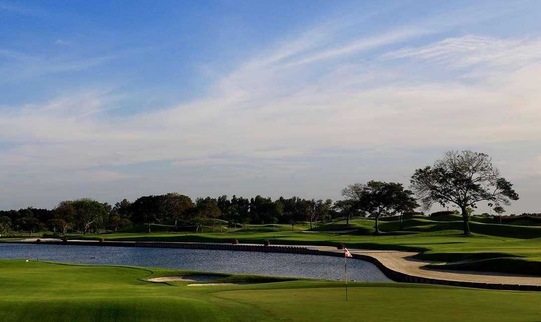 Dusit Thani Laguna Сінгапур Екстер'єр фото The 17th hole at the 2013 PGA Championship