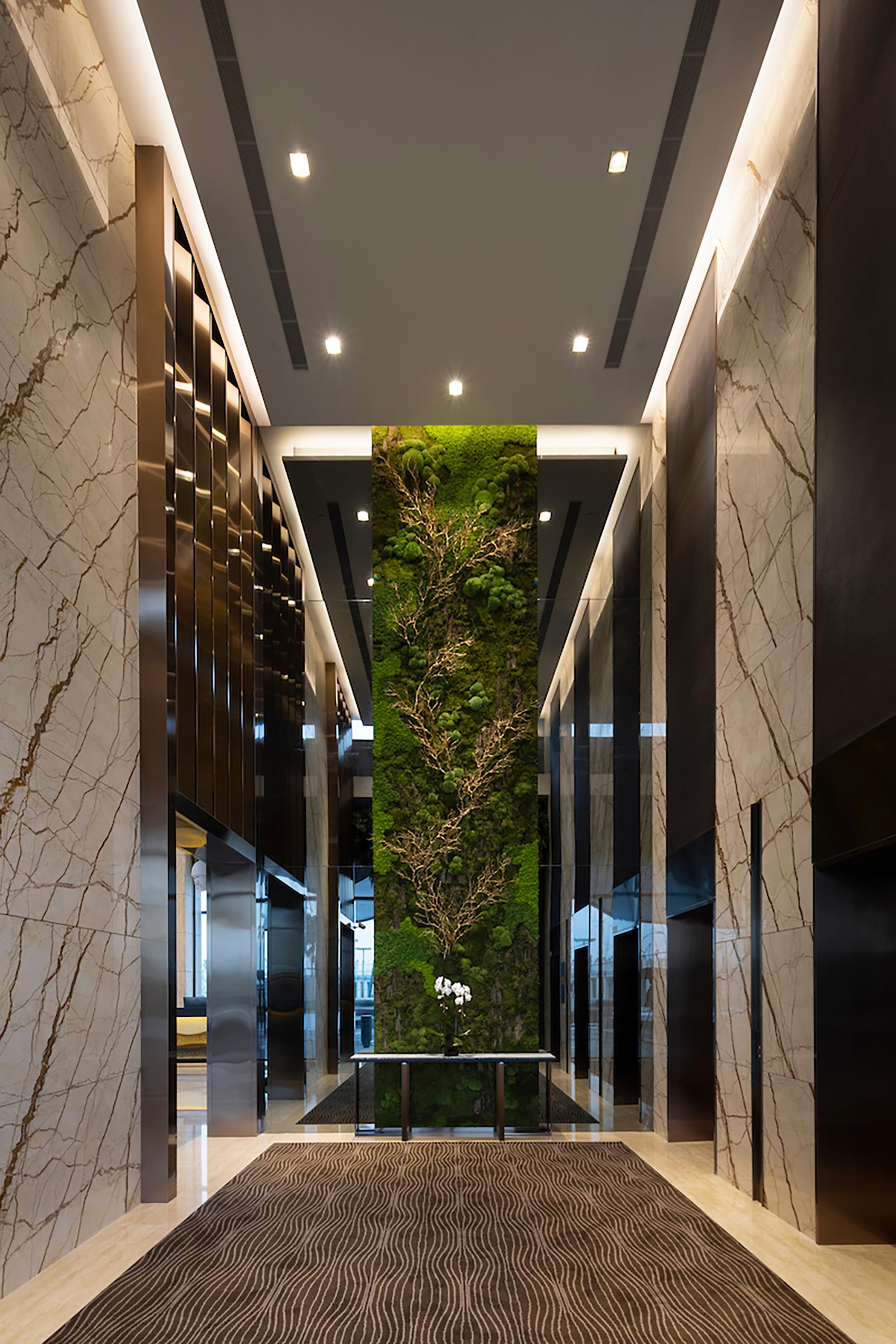 Dusit Thani Laguna Сінгапур Екстер'єр фото The green wall in the elevator lobby